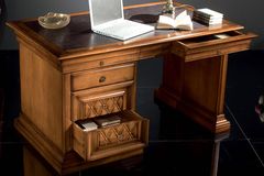 Однотумбовый письменный стол Phedra с ящиками с одной стороны и низким ящиком с другой стороны, с кожаными вставками на столешнице