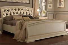 Белая двуспальная кровать 160х200, 180х200 Palazzo Ducale laccato с деревянным резным изголовьем с изножьем с золотой патиной