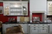 Распродажа кухонь с экспозиции - белая классическая кухня с золотой патиной Pegasso фабрики Astra