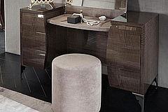 Темный глянцевый туалетный стол Dune Frise Visone фабрики Armobil с откидной крышкой с зеркалом и дополнительным увеличительным зеркалом и ящиками в боковых тумбах 133х56 Н.74