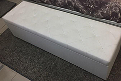 Прикроватная прямоугольная банкетка Murano фабрики Armobil в белой эко коже с простеганным сиденьем.
