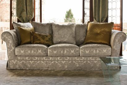 Двухместный диван Dafne (Дафна) от Alberta Salotti с юбкой в бежевой ткани с узором. Сиденье дивана состоит из трех подушек