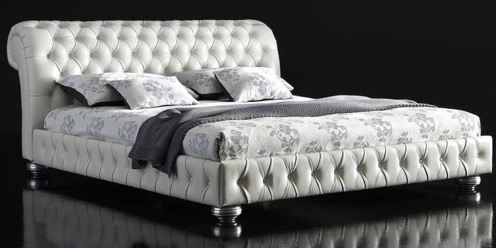 Итальянская мягкая стеганая кровать Arcadia (Аркадиа) в белой коже фабрики Royal Alberta