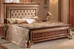 Двуспальная кровать Giotto 160х190 и 180х200 в орехе с золотым кантом в изголовье и изножье с золотыми ножками и мягким стеганым изголовьем