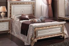 Детская белая кровать Raffaello 110х190 с золотой окантовкой изголовья и изножья с прямым изголовьем с рисунком