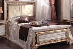 Детская белая кровать Raffaello 110х190 с золотой окантовкой изголовья и изножья с прямым мягким изголовьем со стегаными элементами