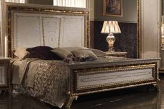 Двуспальная белая кровать Raffaello с прямым высоким изголовьем с золотой окантовкой изголовья и изножья