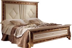 Двуспальная белая кровать Raffaello с золотой окантовкой изголовья и изножья с прямым мягким изголовьем со стегаными элементами