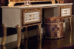 Белый классический дамский туалетный столик с золотыми ножками и золотой окантовкой ящиков в спальню Raffaello 