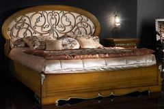 Кровать 180х200 Монтальчино с овальным изголовьем с красивой резной вставкой на массивном основании или на ножках