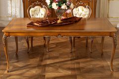 Прямоугольный раздвижной обеденный стол Palazzo Ducale фабрики Bakokko в классическом стиле в отделке вишня с резными золотыми деталями на 4 фигурных волнистых ножках