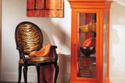 Гостиная Федра Бакокко: однодверная маленькая витринка в оранжевом лаке с полукреслом