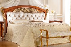 Кровать La Fenice radica 160х200 и 180х200 с золотой резной вставкой в деревянном изголовье