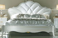 Белая классическая кровать Giulietta laccato с волнистой мягкой спинкой и деревянной лакированной окантовкой на фигурных ножках 160х200 и 180х200