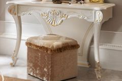 Классический белый приставной туалетный столик Bellini на 2 ножках без ящика с золотым декором отдельных деталей