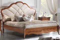 Классическая деревянная кровать в радике 160/180х200 Giulietta с мягким волнистым изголовьем с деревянным обрамлением и на фигурных ножках
