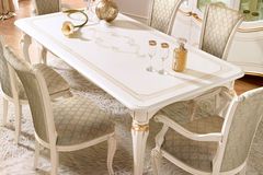 Белый классический прямоугольный раздвижной обеденный стол La Fenice laccato с золотыми деталями на 4 фигурных резных ножках