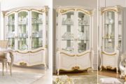 Классические белые 1, 2, 3 дверные витрины La Fenice laccato на фигурных ножках и золотыми фигурными элементами на фасадной части со стеклянными створками и боковинами