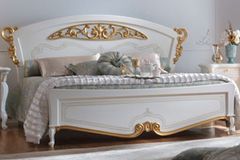 Белая кровать La Fenice laccato 160/180х200 с деревянным изголовьем и золотым резным декором на изголовье и нижней кромке изножья