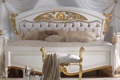 Белая классическая  кровать La Fenice laccato 160/180х200 с мягким стеганным изголовьем и золотым резным декором на изголовье и нижней кромке изножья