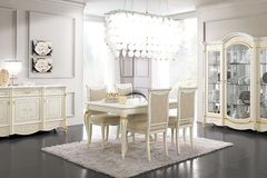 Белая гостиная Diamante с золотыми деталями на предметах мебели