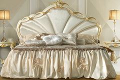 Кровать 180х200 Rossini с мягким фигурным изголовьем с деревянной лакированной окантовкой и обвивающейся вдоль нее "золотой лентой"