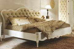 Классическая деревянная кровать Benedetta 160/180х200 в белом лаке с мягким кожаным стеганым волнистым изголовьем бежевого цвета