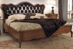 Классическая деревянная кровать Benedetta 160/180х200 в отделке вишня с мягким кожаным коричневым стеганым волнистым изголовьем