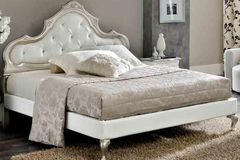 Белая кровать Le Muse 3 с мягким фигурным изголовьем, на фигурных серебряных ножках без изножья 160х200