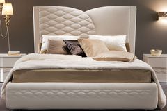 Белая мягкая кровать Chanel 160/180х200 с необычным двойным изголовьем, состоящим из двух частей, где одна простеганная ромбами как бы наложена на ровную