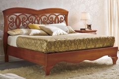 Классическая деревянная кровать Симфония орех с фигурным резным изголовьем и фигурными ножками 160х200, 180х200