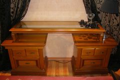 Классический туалетный столик Chopin в вишне янтарного цвета с прозрачной стеклянной столешницей, стоящей на двух прикроватных на тумбах