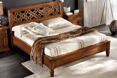 Классическая деревянная кровать Regina 160х195 и 180х200 в массиве и шпоне ореха с декоративной резной вставкой в изголовье