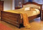 Кровать Athena 160 х 200 в классическом стиле итальянской фабрики Interstyle (Интерстайл) с изножьем и стеганой кожаной отделкой в бежевом цвете в изголовье.