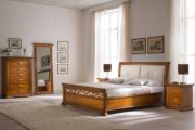 Спальня Bohemia фабрики Prama с кроватью с мягким изголовьем и изножьем, с комодом высоким и напольным зеркалом и тумбочками