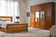 Спальня Богемия фабрики Prama с кроватью с резным изголовьем и изножьем с распашным 4 дверным шкафом с зеркалами