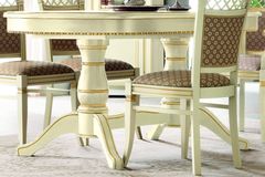 Обеденный раздвижной овальный стол Palazzo Ducale laccato в классическом стиле на двух фигурных основаниях в лаке молочного цвета с золотой патиной