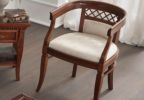 Кресло на деревянных ножках с деревянной резной спинкой и подлокотниками, с мягким сиденьем Спальня Palazzo Ducale ciliegio фабрики Prama L. 57 x 76 H. 52,5, Артикул: 71CI01PC