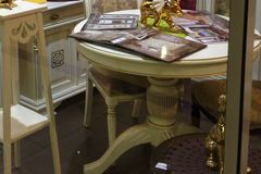 обеденный круглый стол с золотой патиной Puccini bianco