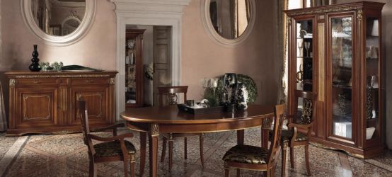 Гостиная Vivaldi ciliegio Saoncella в отделке вишня с золотом с овальным столом, двухдверными буфетом и витринами